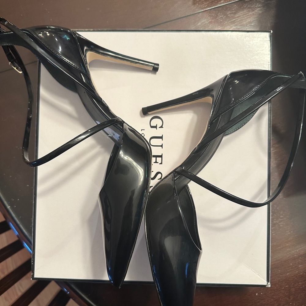 Guess pointed toe  heels.BLACK PATENT - Picture 4 of 8